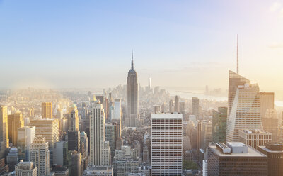 Blick von oben auf Midtown Manhattan und Empire State Building, New York, USA - CUF30280