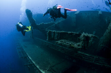 Unterwasser-Rückansicht von Tauchern, die das Schiffswrack der MS Zenobia untersuchen, Larnaca, Zypern - CUF30296