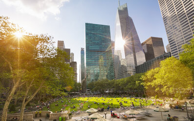 Menschenmengen im Central Park und Skyline der Stadt, New York, USA - CUF30408