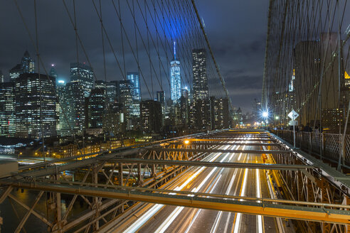 Blick von oben auf die Brooklyn-Brücke und die Skyline des Finanzbezirks von Manhattan bei Nacht, New York, USA - CUF30409