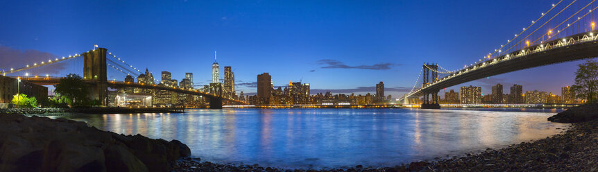 Panoramablick auf die Brücken von Manhattan und Brooklyn bei Nacht, New York, USA - CUF30410