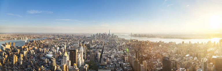 Weitläufige Panoramastadtlandschaft mit Wolkenkratzern und entfernten Flüssen, New York, USA - CUF30411