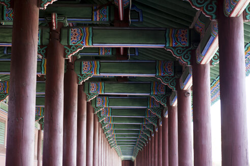 Niedriger Blickwinkel auf Säulen und Pagodendecke, Korea, Seoul - CUF30420