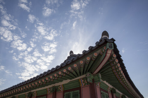 Niedriger Blickwinkel auf Pagodendach und bewölkten blauen Himmel, Korea, Seoul - CUF30422