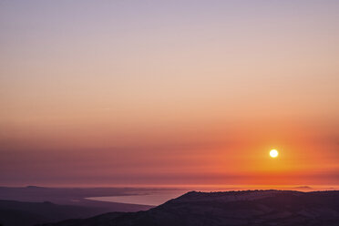 Oranger Sonnenuntergang über dem Meer, Castelsardo, Sardinien, Italien - CUF30481