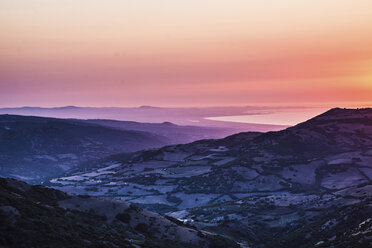 Oranger Sonnenuntergang über dem Meer und schroffem Bergland, Castelsardo, Sardinien, Italien - CUF30482