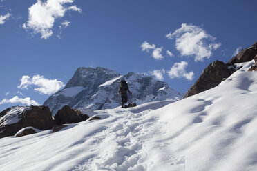 Männlicher Bergsteiger beim Bergsteigen, Santiago, Chile - ISF09574
