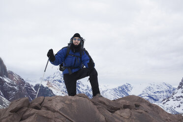 Porträt eines männlichen Bergsteigers auf einem Berg, Santiago, Chile - ISF09575