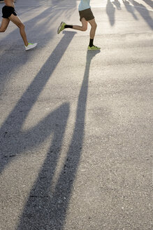 Beine von zwei erwachsenen männlichen Läufern beim Straßenlauf - ISF09599