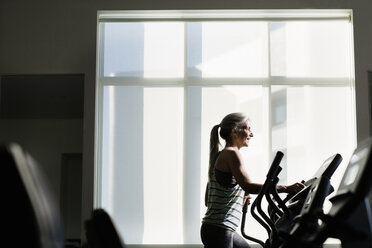 Ältere Frau trainiert an einem Fitnessgerät - ISF09626