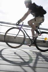 Fahrradkurier in Bewegung - ISF09637