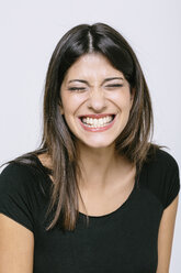 Kopf und Schulter Porträt der jungen Frau Augen geschlossen toothy Lächeln - CUF30509