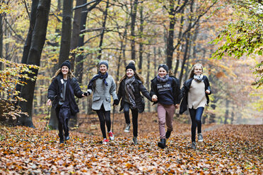 Mädchen laufen im Herbstwald - CUF30517