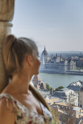 Mittlere erwachsene Frau mit Blick auf Buda von der Fischerbastei aus, Budapest, Ungarn - CUF30593