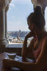 Mittlere erwachsene Frau, Kaffee trinkend, mit Blick auf die Landschaft, Budapest, Ungarn - CUF30596