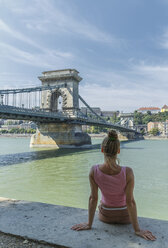 Mittlere erwachsene Frau beobachtet die Kettenbrücke über die Donau, Budapest, Ungarn - CUF30597