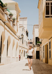 Touristin beim Spaziergang in Ciutadella, Menorca, Spanien - CUF30600