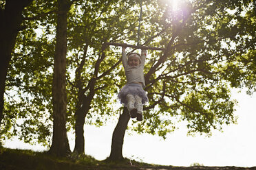 Young girl swinging on tree swing - CUF30642
