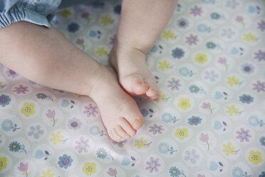 Kleines Mädchen liegend, Fokus auf die Füße - CUF30645