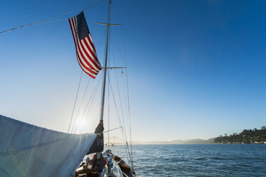 Yacht and American flag, Sausalito, California, USA - CUF30698