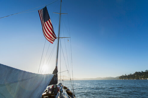 Yacht und amerikanische Flagge, Sausalito, Kalifornien, USA - CUF30698