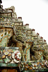 Verziertes Tempeldach mit Statuen, Bangkok, Thailand - CUF30720