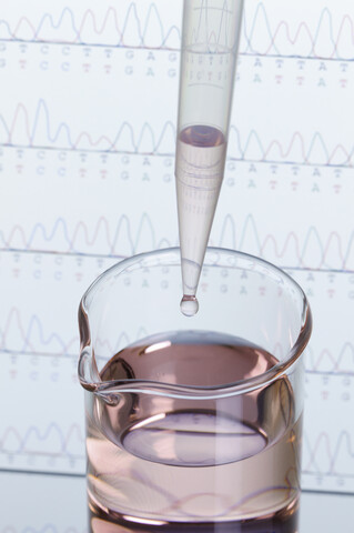 Mikropipette und kleines Becherglas, DNA-Sequenzierung im Hintergrund, lizenzfreies Stockfoto