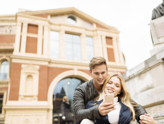 Junges Paar macht Smartphone-Selfie vor der Albert Hall, London, England, UK - CUF30772