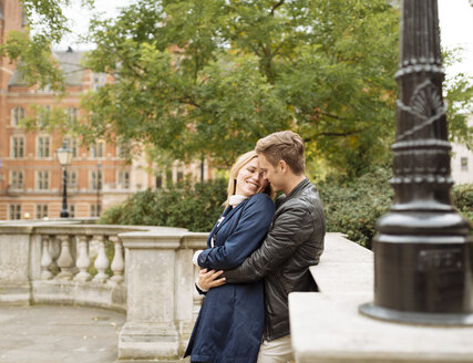 Junges Paar umarmt sich vor der Albert Hall, London, England, UK - CUF30773