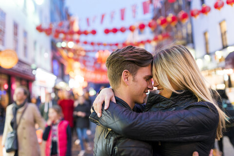 Romantisches junges Paar, das sich umarmt, Chinatown, London, England, UK, lizenzfreies Stockfoto