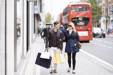 Junges Paar mit Einkaufstüten beim Bummeln, London, England, UK - CUF30788