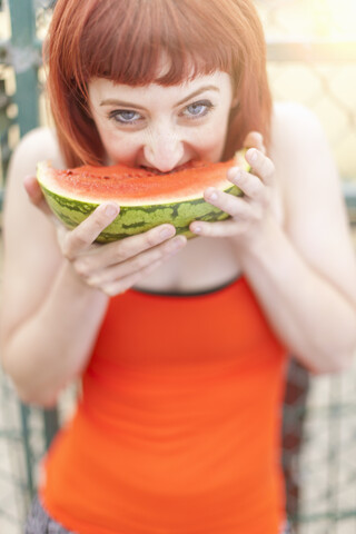 Junge Frau isst Wassermelone, lizenzfreies Stockfoto