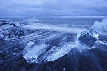 Strand mit schwarzem Sand bei der Lagune Jokulsarlon, Island - CUF31007