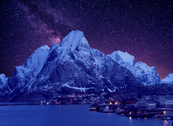 Fischerdorf Reine bei Nacht mit Sternenhimmel, Norwegen - CUF31070