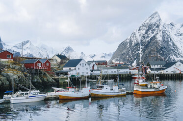 Fischerdorf Reine mit schneebedeckten Bergen, Norwegen - CUF31071