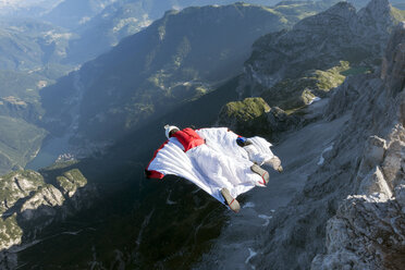 Zwei männliche BASE-Springer beim Wingsuit-Flug vom Berg, Dolomiten, Italien - CUF31197