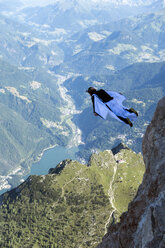 Männlicher BASE-Springer im Wingsuit über dem Tal, Dolomiten, Italien - CUF31200