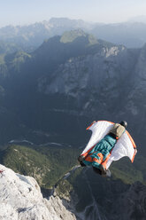 Männlicher BASE-Springer beim Wingsuit-Flug vom Berg, Dolomiten, Italien - CUF31204