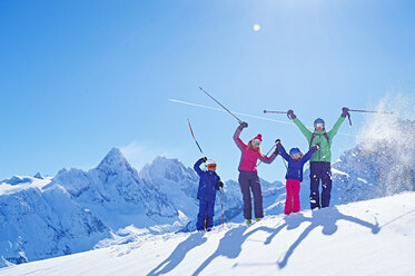 Familie auf Skiausflug, Chamonix, Frankreich - CUF31226