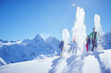 Familie auf Skiausflug, Chamonix, Frankreich - CUF31227