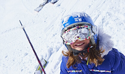 Mädchen mit schneebedeckter Skibrille, Chamonix, Frankreich - CUF31231