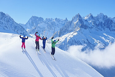 Familie auf Skiausflug, Chamonix, Frankreich - CUF31233