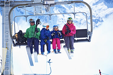 Familie im Skilift, Chamonix, Frankreich - CUF31237