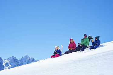Familie ruht sich im Schnee aus, Chamonix, Frankreich - CUF31238