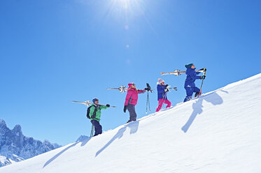 Familie auf Skiausflug, Chamonix, Frankreich - CUF31241