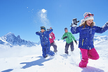 Familie bei Schneeballschlacht, Chamonix, Frankreich - CUF31262