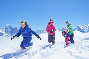 Familie bei Schneeballschlacht, Chamonix, Frankreich - CUF31263