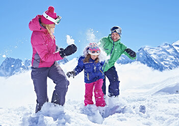 Familie bei Schneeballschlacht, Chamonix, Frankreich - CUF31264