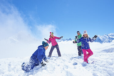 Familie bei Schneeballschlacht, Chamonix, Frankreich - CUF31265