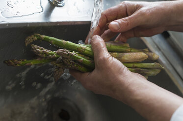 Spargel waschen, Schwerpunkt Hände - CUF31285